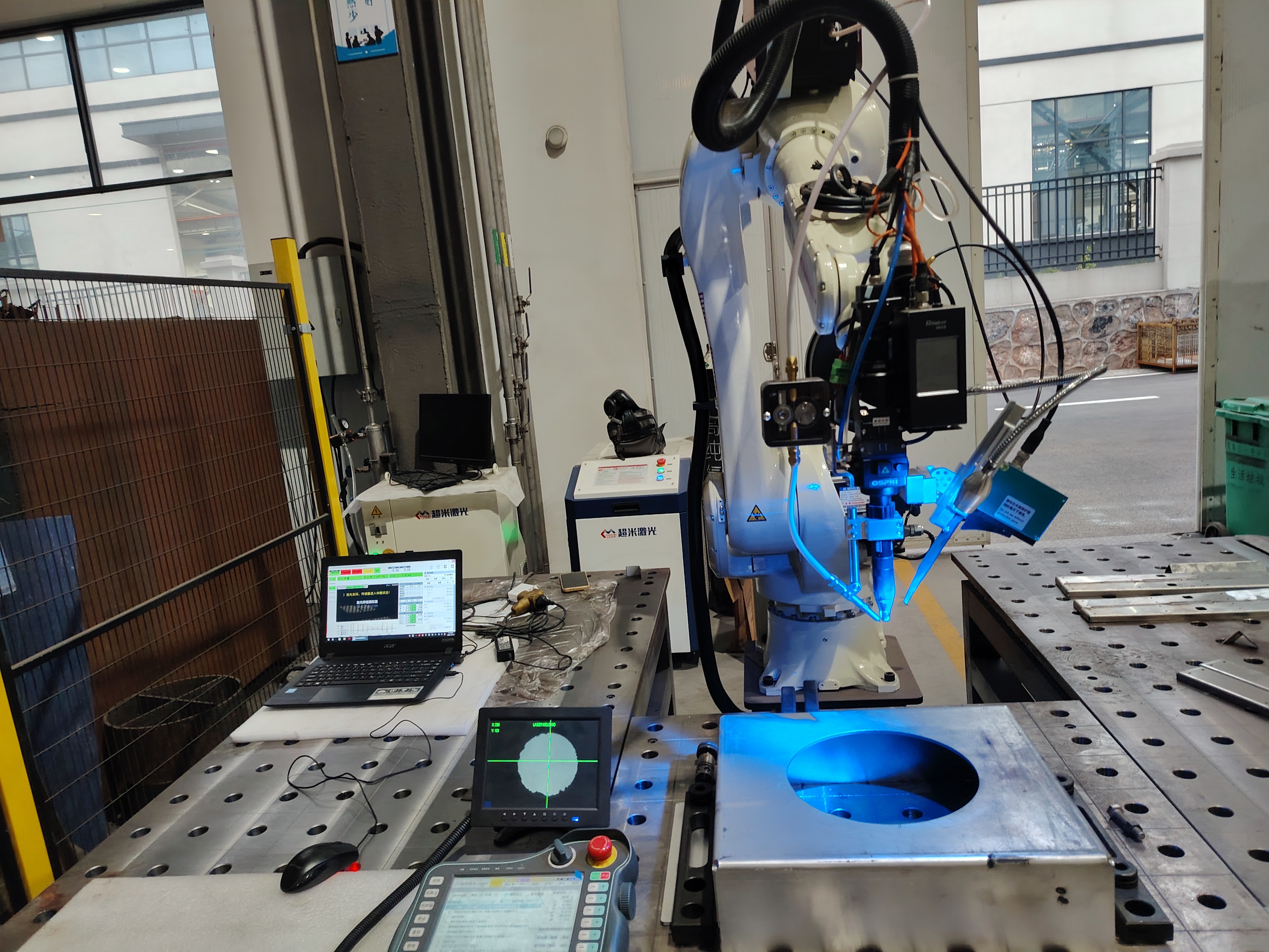 视觉焊缝追踪机器人激光焊接机超米激光厂家